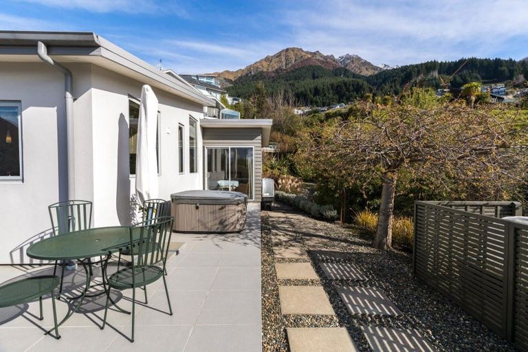 Photo of property in 9 Matakauri Place, Fernhill, Queenstown, 9300