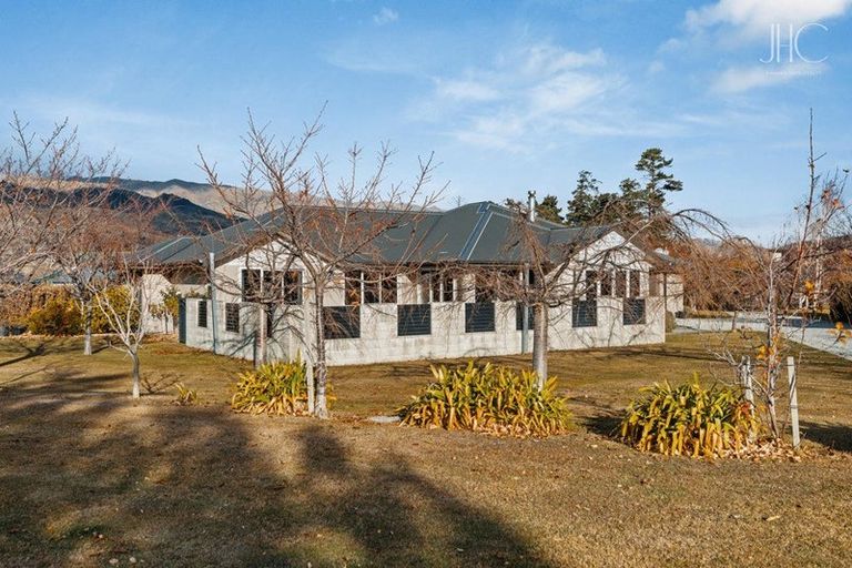 Photo of property in 18 Pisa Moorings Road, Mount Pisa, Cromwell, 9383