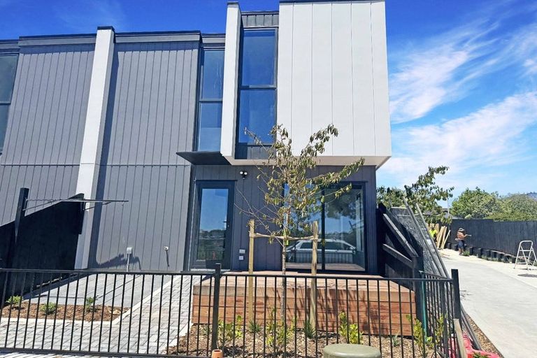 Photo of property in 8/79 Edmonton Road, Henderson, Auckland, 0612