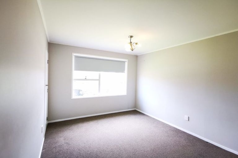 Photo of property in 15 Kelman Road, Kelston, Auckland, 0602