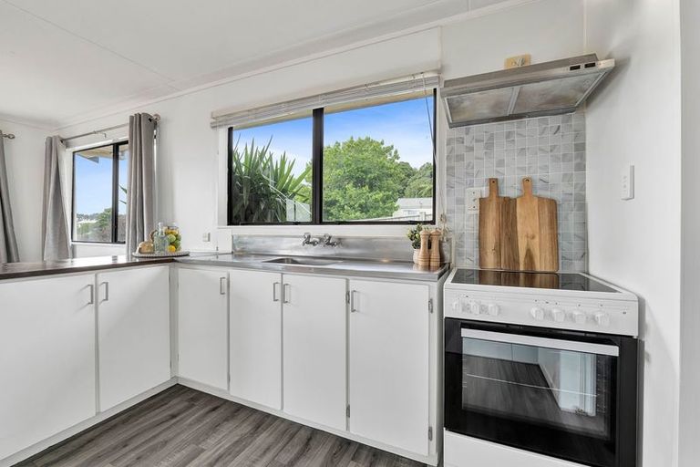 Photo of property in 33 Riversdale Drive, Merrilands, New Plymouth, 4312