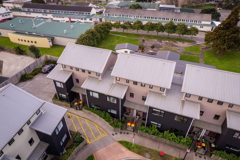 Photo of property in 37 Eileen Newey Place, Henderson, Auckland, 0612