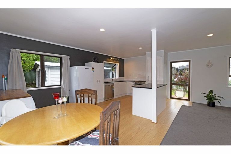 Photo of property in 21a Birdwood Road, Swanson, Auckland, 0612