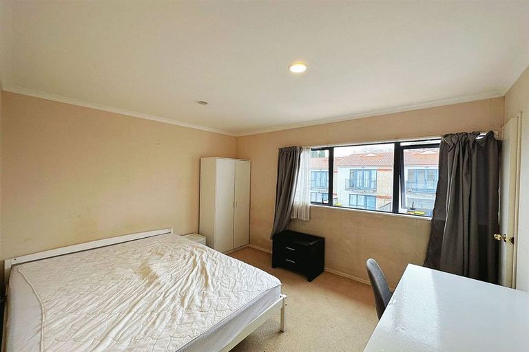 Photo of property in Tuscany Way, 17/3 Ambrico Place, New Lynn, Auckland, 0600