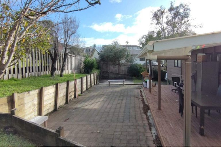 Photo of property in 2 Louise Place, West Harbour, Auckland, 0618