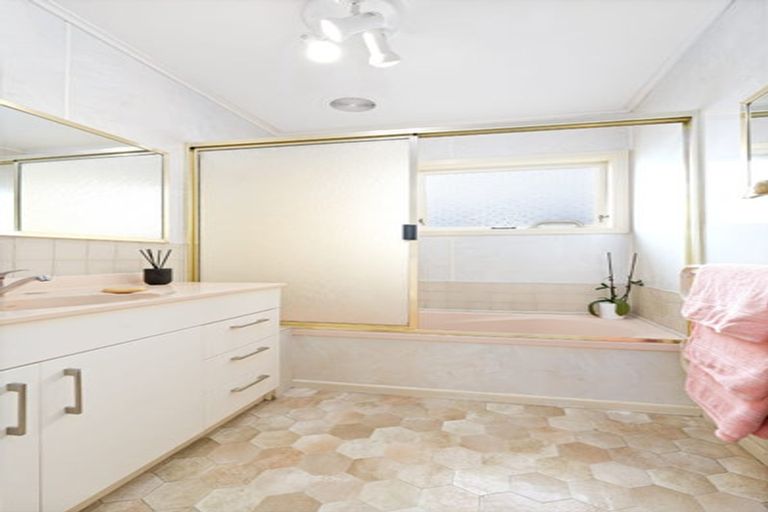 Photo of property in 4 Glen Norman Avenue, Henderson, Auckland, 0610