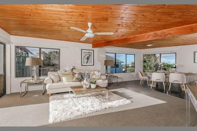 Photo of property in 3 Farr Road, West Harbour, Auckland, 0618