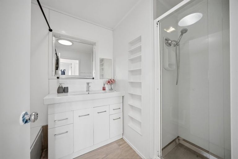 Photo of property in 10 Celeste Place, Totara Vale, Auckland, 0627