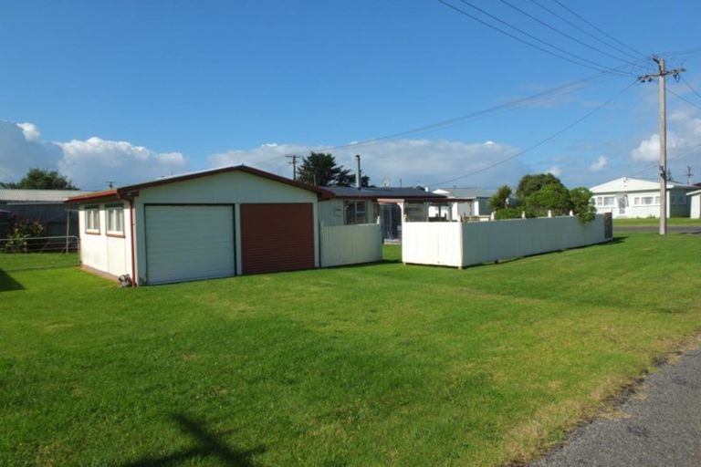Photo of property in 17 Pratt Avenue, Foxton Beach, Foxton, 4815