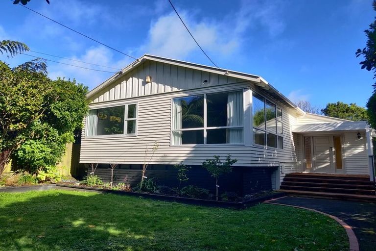 Photo of property in 9 Newcombe Crescent, Karori, Wellington, 6012