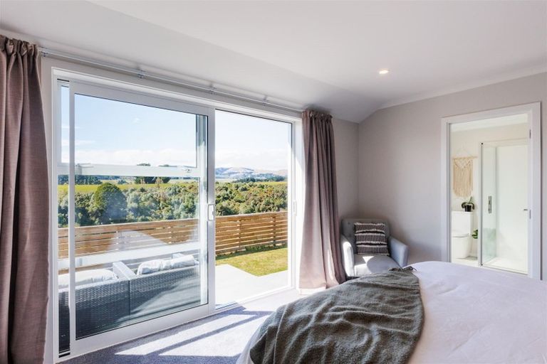 Photo of property in 132 Johnstone Drive, Fitzherbert, Palmerston North, 4410