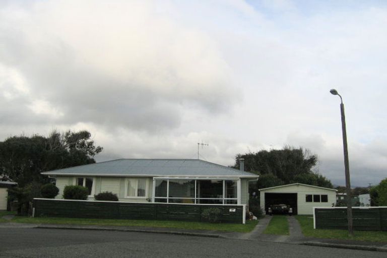 Photo of property in 16 Bahama Crescent, Paraparaumu Beach, Paraparaumu, 5032