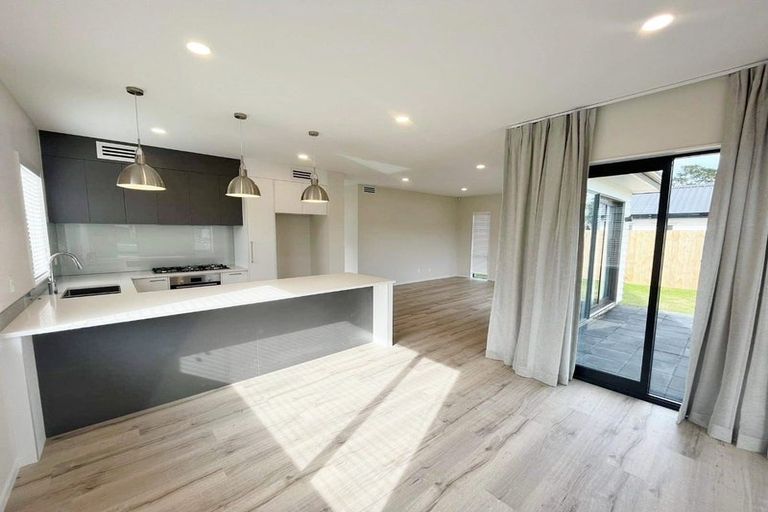 Photo of property in 21 Madden Avenue, Kumeu, 0810