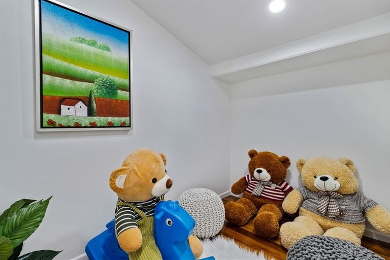 Photo of property in 32 Kirrie Avenue, Te Atatu South, Auckland, 0610