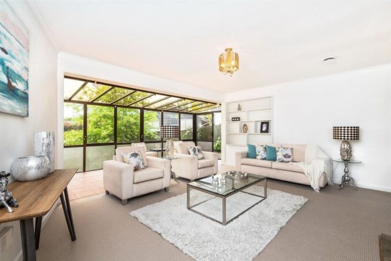 Photo of property in 9 Phillip Parade, Forrest Hill, Auckland, 0620