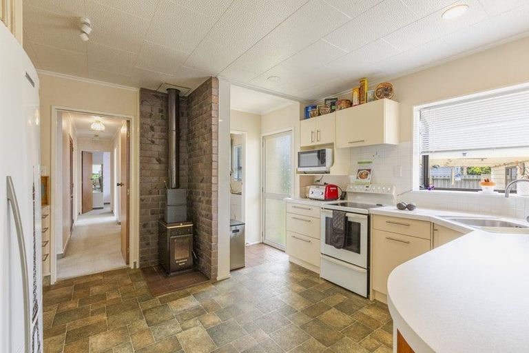 Photo of property in 9 Deakin Place, Clive, 4102