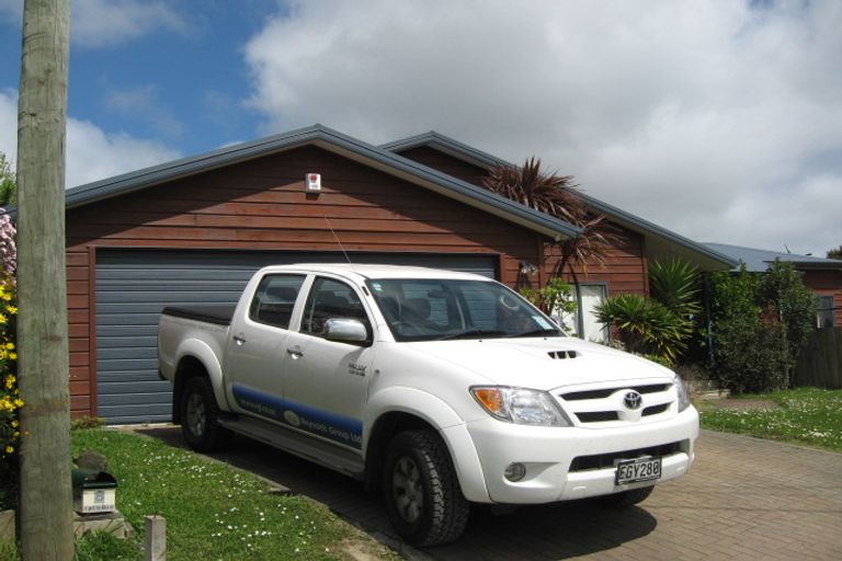 Photo of property in 8 Unity Road, Waitakere, Henderson, 0781