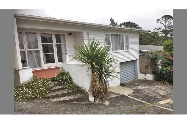 Photo of property in 2/199 Titirangi Road, Titirangi, Auckland, 0604