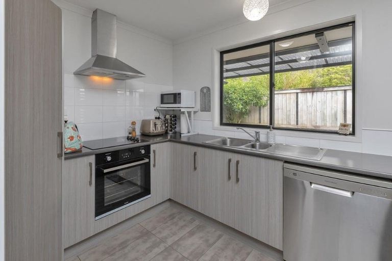 Photo of property in 18 Ocean View Rise, Ruakaka, 0116