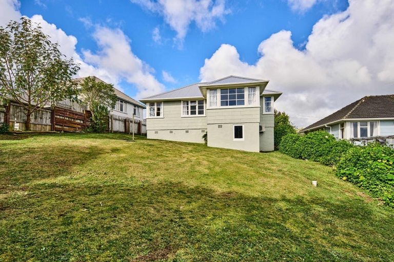 Photo of property in 14 Cumberland Grove, Cannons Creek, Porirua, 5024
