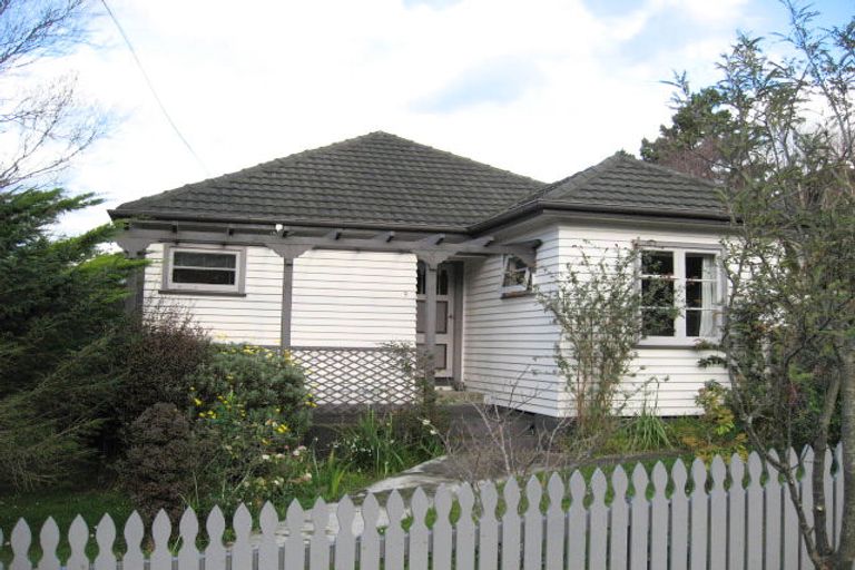 Photo of property in 9 Davis Grove, Wainuiomata, Lower Hutt, 5014