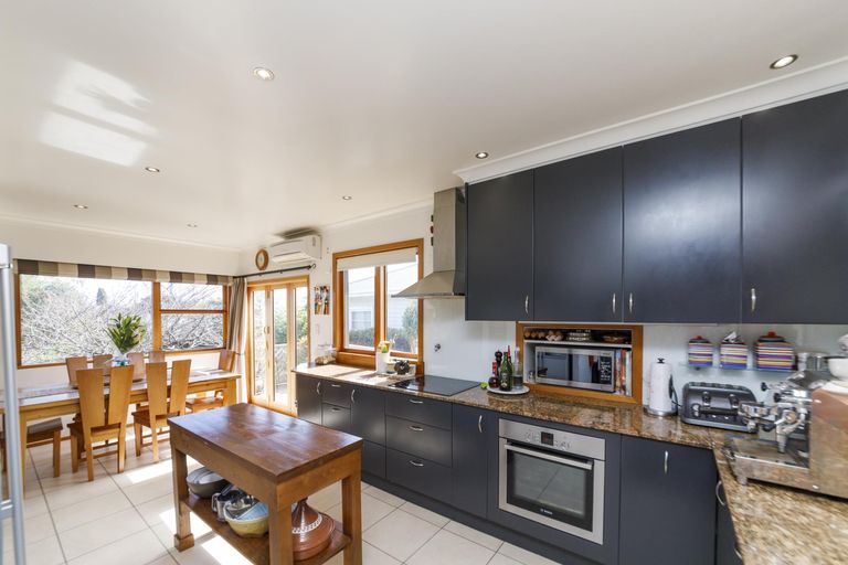 Photo of property in 38 Winston Avenue, Hokowhitu, Palmerston North, 4410