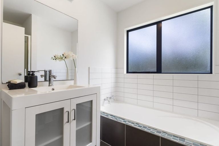 Photo of property in 2/16 Duncan Avenue, Te Atatu South, Auckland, 0610