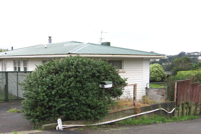 Photo of property in 15 Archbold Street, Newlands, Wellington, 6037