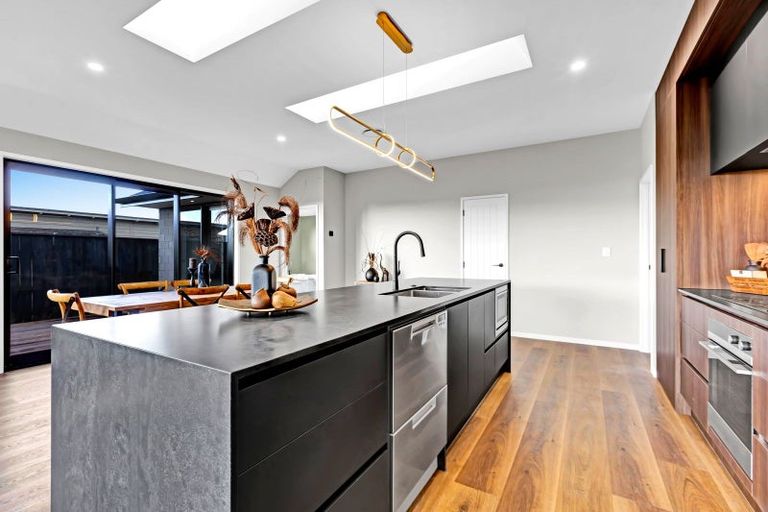 Photo of property in 6 Oliver O'leary Way, Westown, New Plymouth, 4310