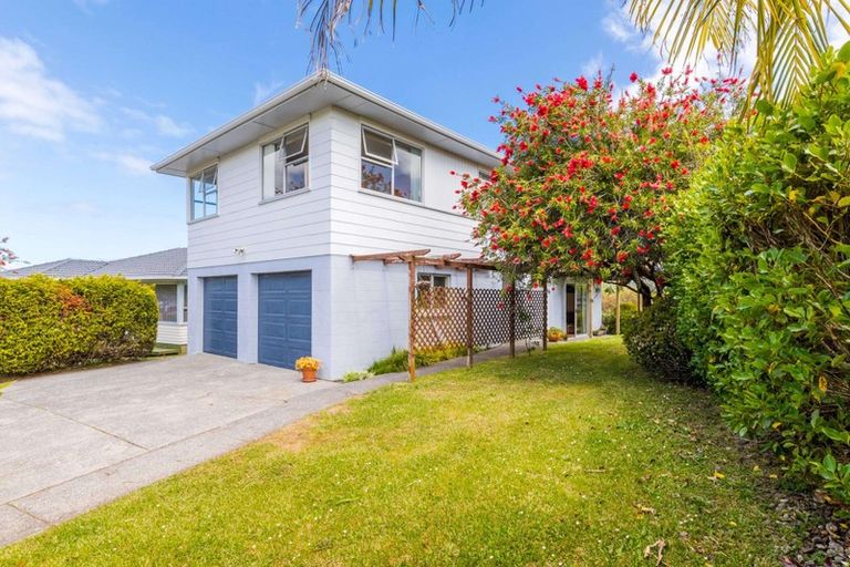 Photo of property in 104 Lantana Road, Green Bay, Auckland, 0604
