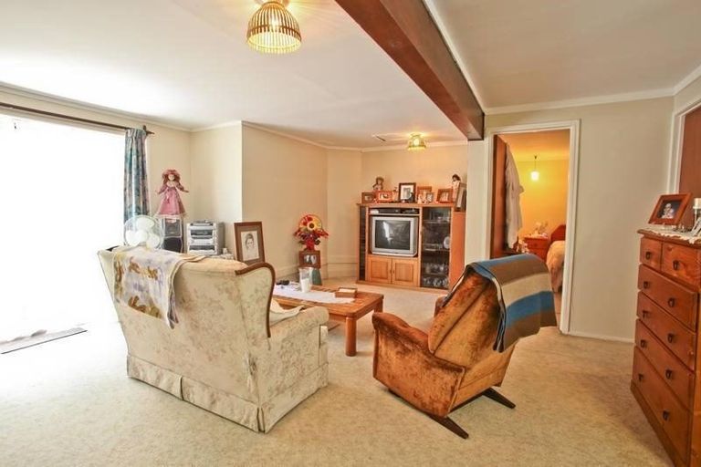 Photo of property in 35 Easton Park Parade, Glenfield, Auckland, 0629