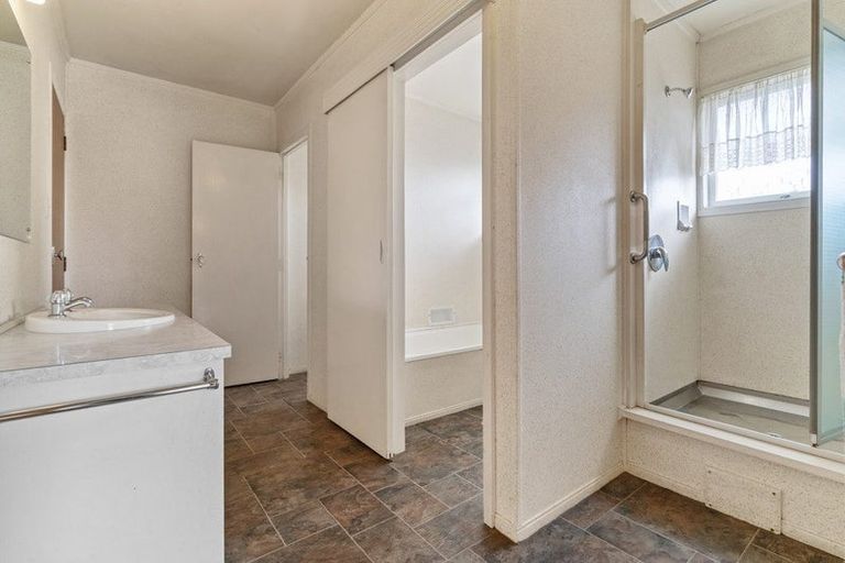 Photo of property in 42 Ray Small Drive, Pahurehure, Papakura, 2113