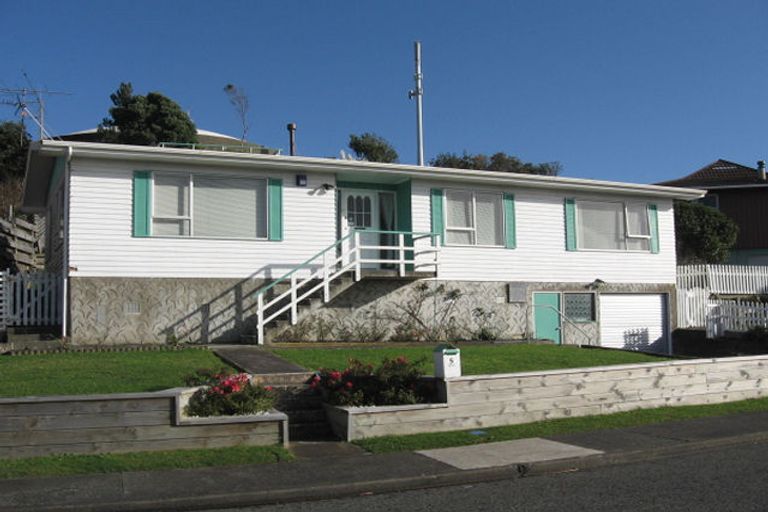Photo of property in 5 Crown Hill, Titahi Bay, Porirua, 5022