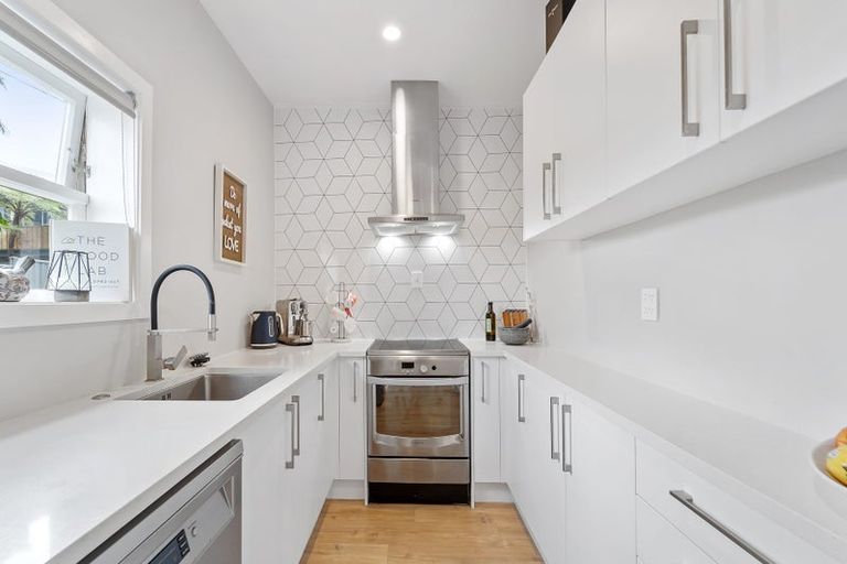 Photo of property in 2/18 Parr Terrace, Castor Bay, Auckland, 0620