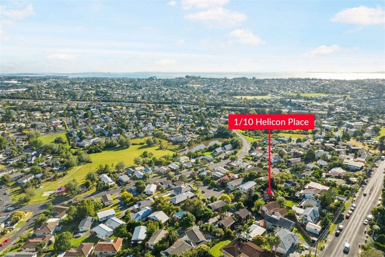 Photo of property in 2/10 Helicon Place, Totara Vale, Auckland, 0629