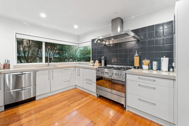 Photo of property in 9 Sandown Road, Rothesay Bay, Auckland, 0630