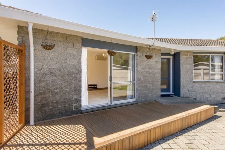 Photo of property in 43 Malabar Crescent, Broomfield, Christchurch, 8042