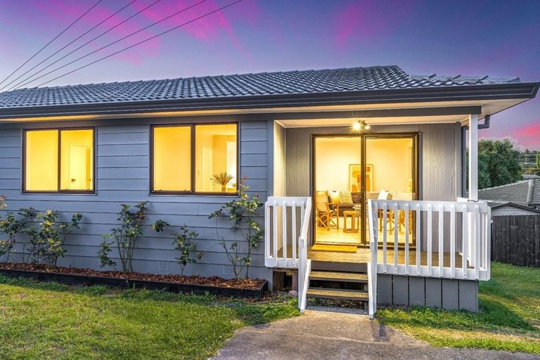 Photo of property in 11 Halloran Place, Massey, Auckland, 0614