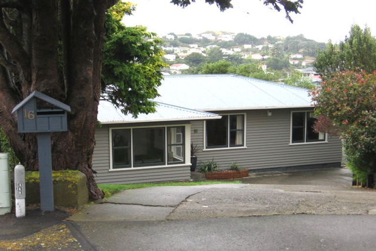 Photo of property in 16 Archbold Street, Newlands, Wellington, 6037