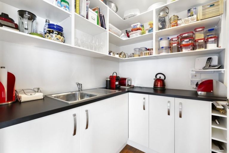 Photo of property in 8 Piper Way, Newlands, Wellington, 6037