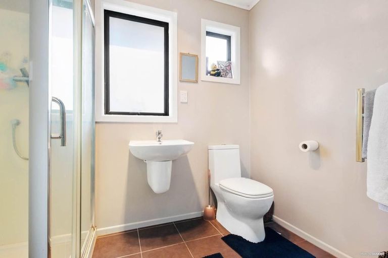 Photo of property in 6 Coburg Street, Henderson, Auckland, 0612