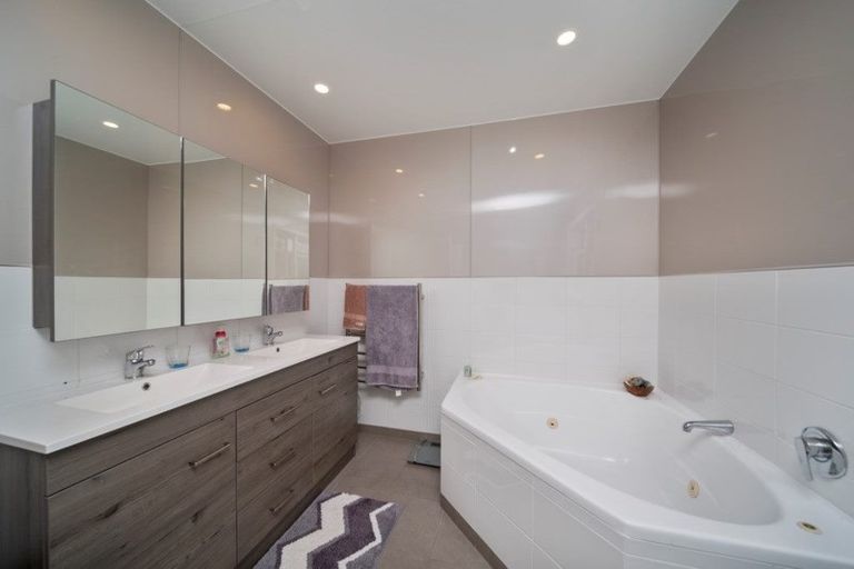 Photo of property in 72 Govett Avenue, Frankleigh Park, New Plymouth, 4310