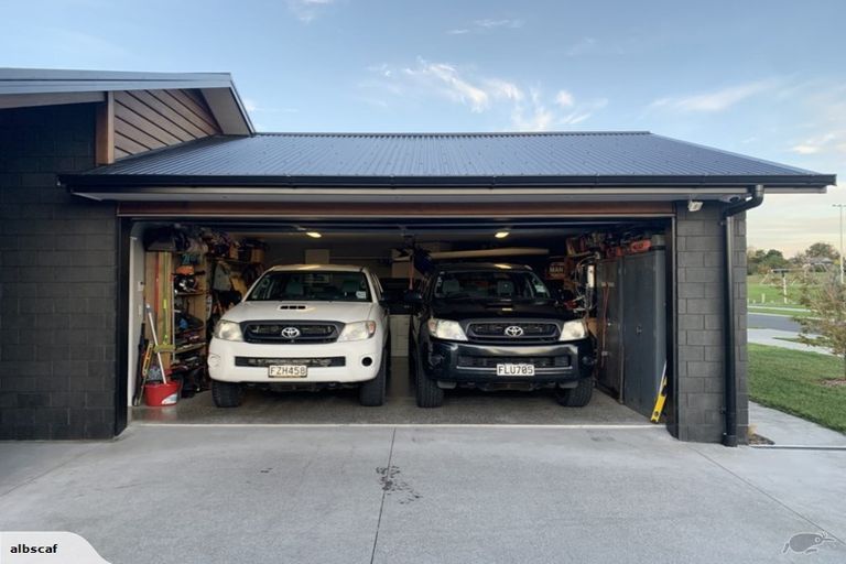 Photo of property in 21 Van Rixel Drive, Kumeu, 0810