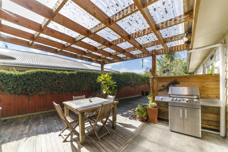 Photo of property in 38 Winston Avenue, Hokowhitu, Palmerston North, 4410