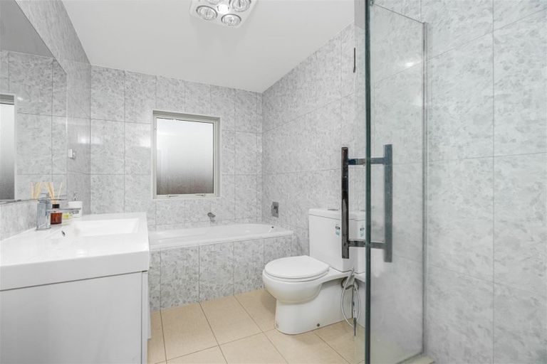 Photo of property in 1c Babich Road, Henderson Valley, Auckland, 0614