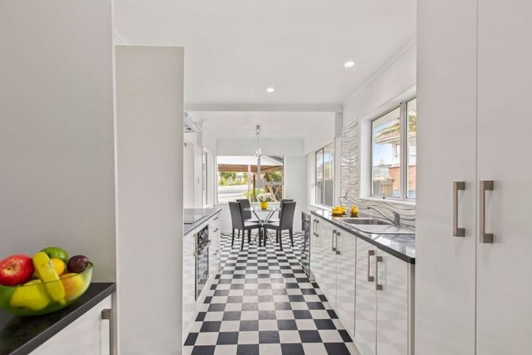 Photo of property in 65 Larnoch Road, Henderson, Auckland, 0610