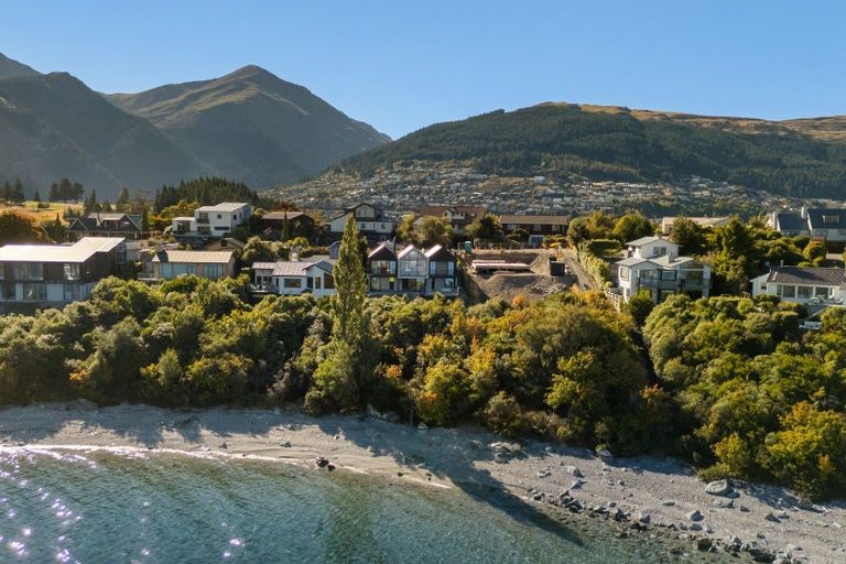 Photo of property in 66 Cedar Drive, Kelvin Heights, Queenstown, 9300