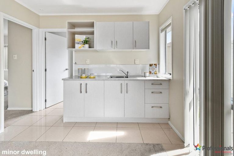 Photo of property in 34 Convair Crescent, Mangere, Auckland, 2022