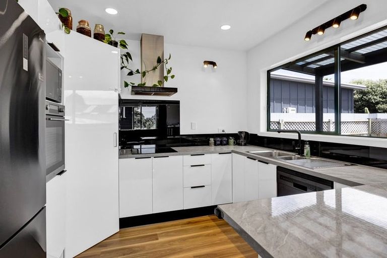 Photo of property in 30 Pioneer Road, Moturoa, New Plymouth, 4310