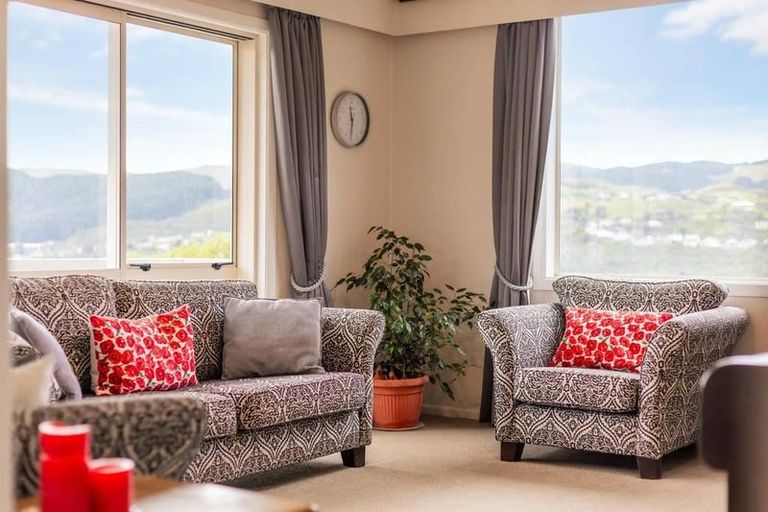 Photo of property in 3 Mckelvey Place, Tawa, Wellington, 5028